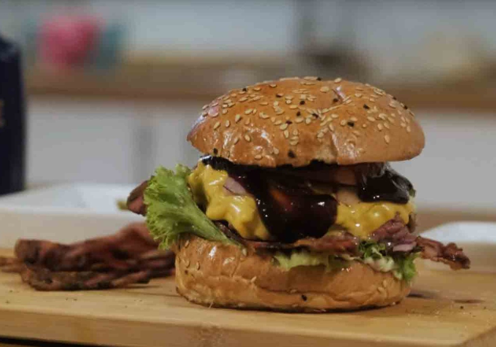 Cheeseburger im Tefal Optigrill mit The Brabecue Sauce Hot Chili.