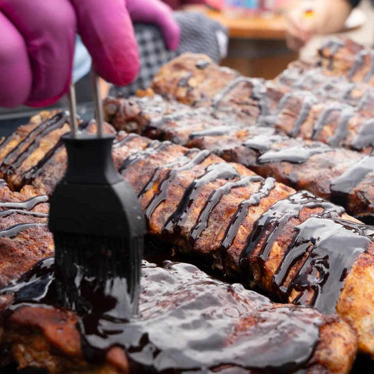 Fruchtige Cherry BBQ Sauce mit Kirschbasis – Ideal für Rippchen und Chicken Wings, verleiht sie eine glänzende Glasur und intensiven BBQ-Geschmack.