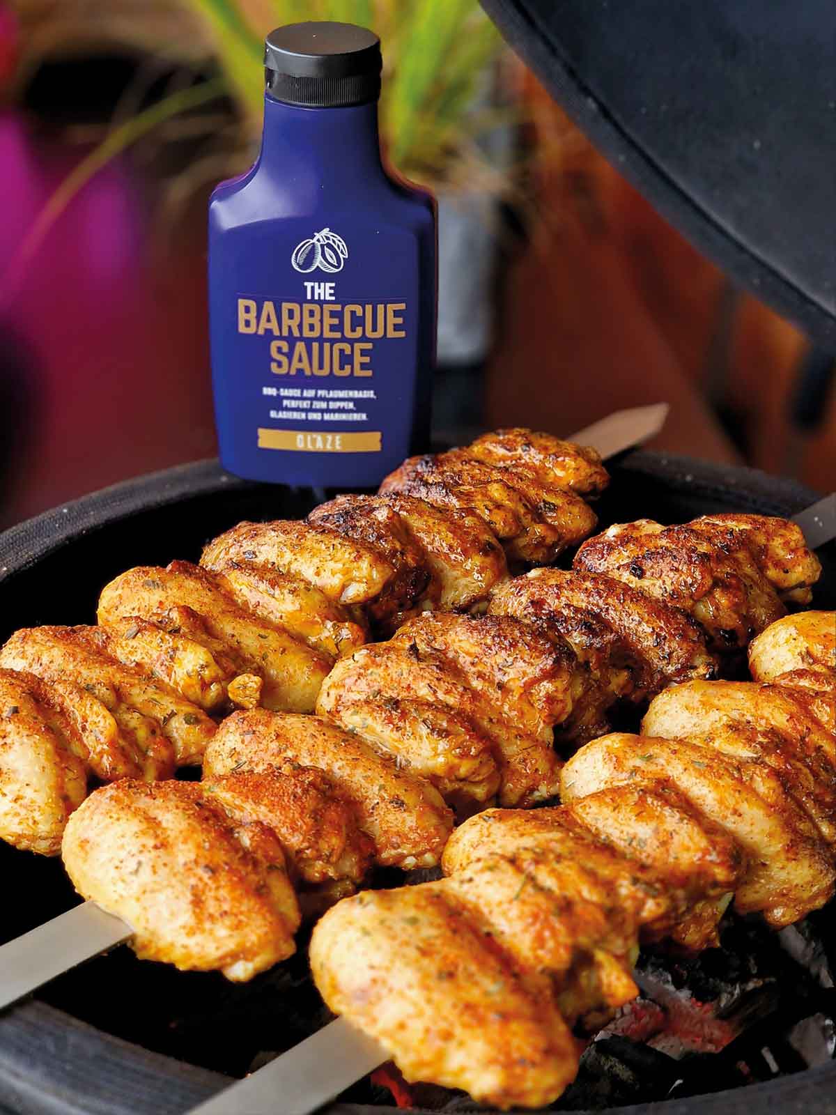 Chciekn wings glasiert mit der glaze BBQ Sauce auf Pflaumenbasis. Sie kommt immer zum EInsatz, wenn etwas mehr Hitze gefordert wird und trotzdem der GEschmack erhalten bleiben soll ohne zu verbrennen bzw zu stark zu karamellsieren.