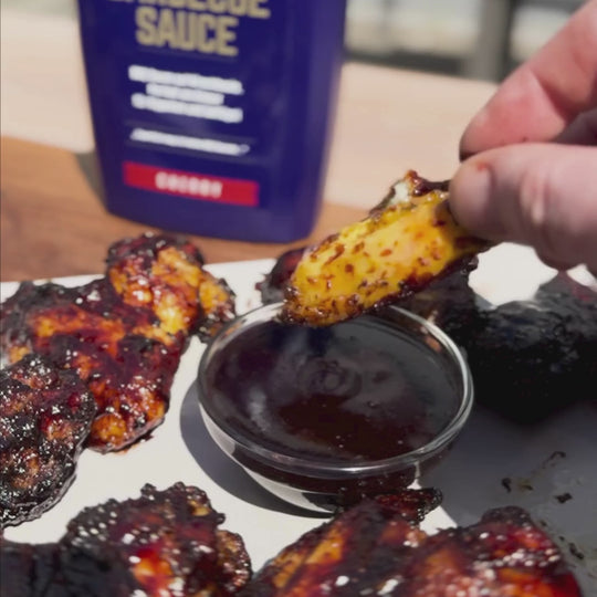 Cherry Chicken WIngs mit unserer Kirsch BBQ & Grilllsauce gelingen Dir wie im Traum. EInfach die Hähnchenflügel einrubben, 40 Minuten indirekt bei 300 Grad grillen und für die letzten 5-7 Minuten mit der Kirsch Sauce einmantschen bzw. glasieren. Zum Fingerlecken!