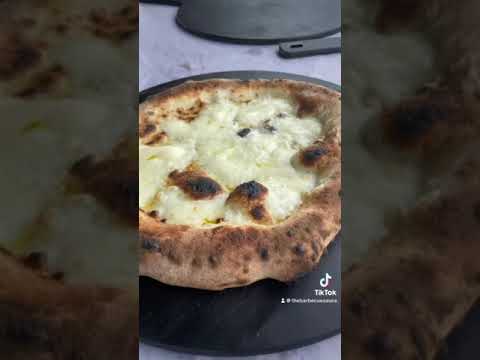 Pizze mit einer fruchtigen Grundierung anstatt einer langweiliger Tomatensauce? Ja, das passt total!