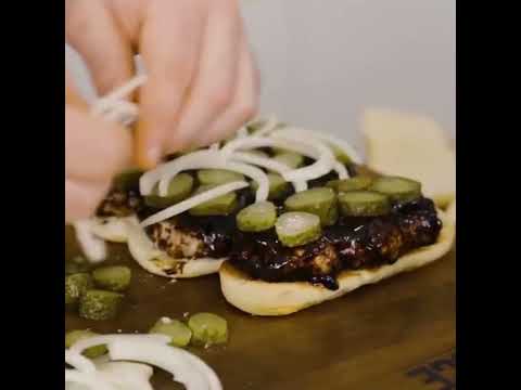 Ein McRib lebt von dd er Sauce. Eine fruchtige Grillsauce auf Pflaumenbasis passt dazu perfekt.