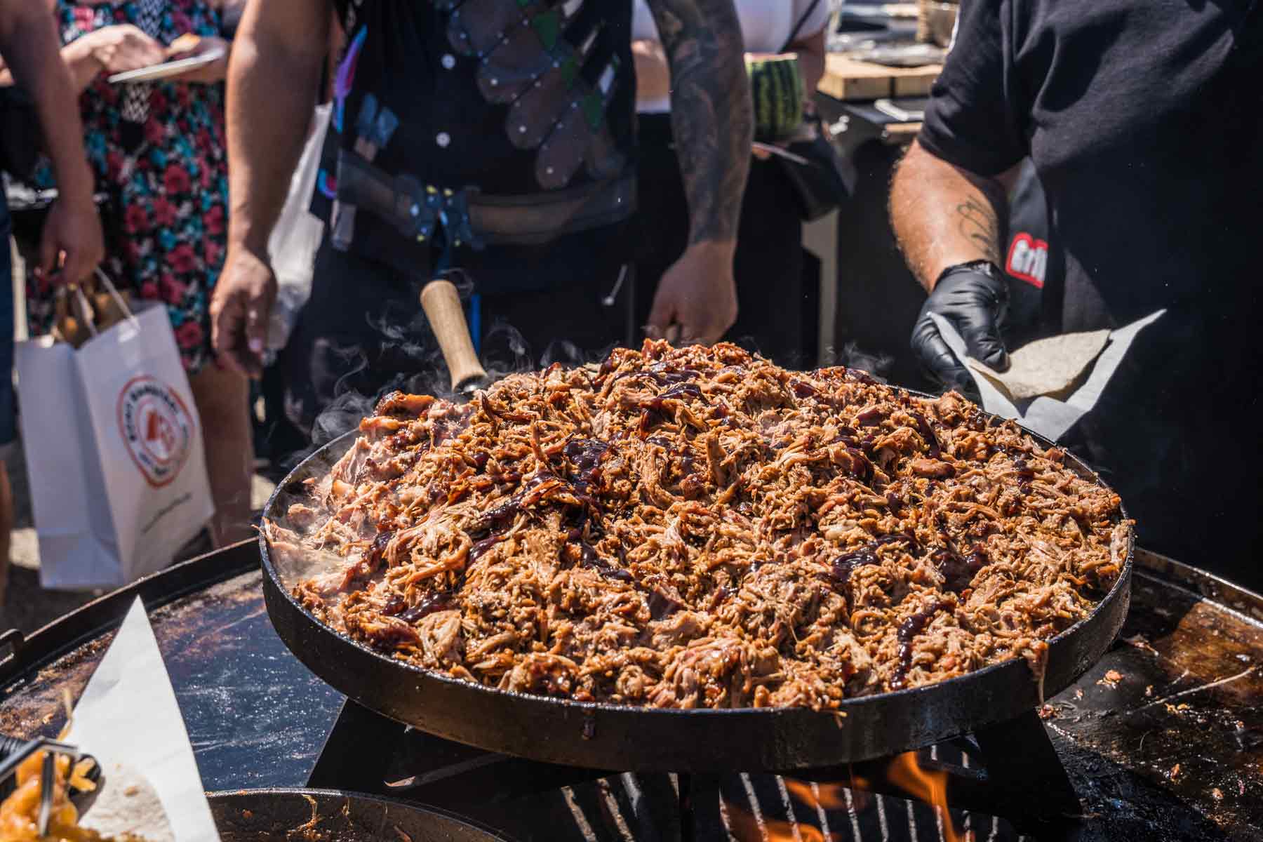 Die Grillsauce auf Pflaumenbasis Rauchig Süß passt hervorragend ale Marinade und Dip für Pulled Pork und Pulled Beef. Einfach während des Grillens oder beim Zupfen ordentlich dazugeben und schon hast Du eine unvergleiches und besonderes Pulled Pork gezaubert. Ausgewogen und nicht zu rauchig, nicht zu sauer und nicht zu süß. Deine Gäste werden es Dir danken.
