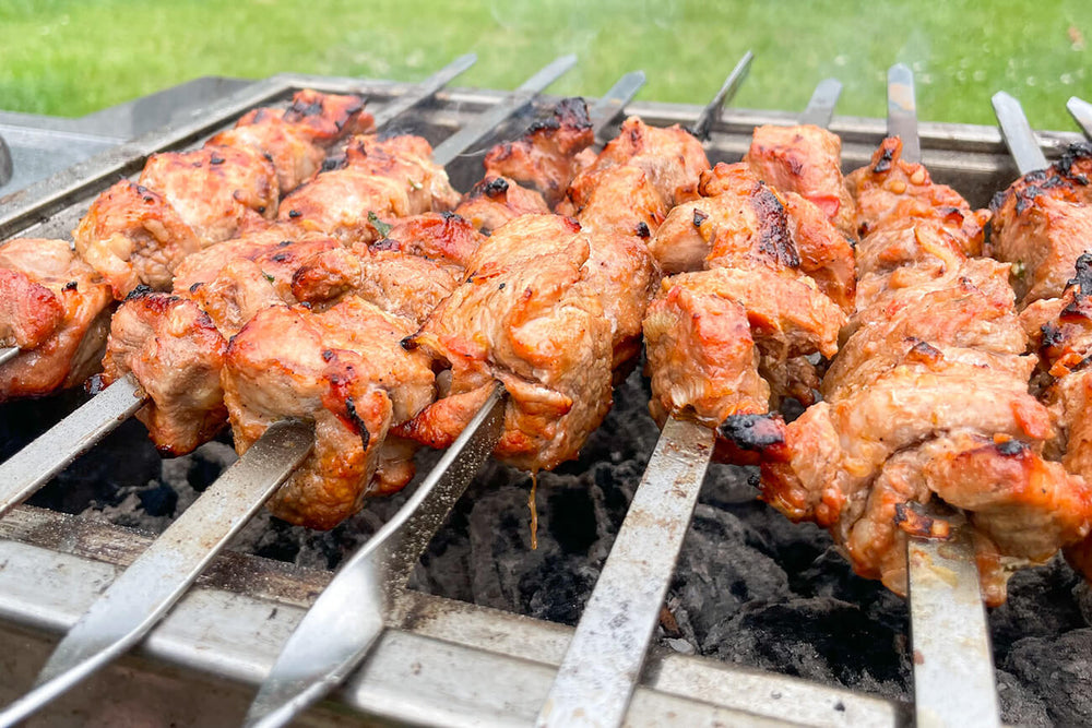 Entdecke "Die Mische" – eine exklusive Gewürzmischung für russisches Schaschlik, die rauchige Paprika, Koriander, Chili und mehr vereint. Ein Muss für Grillfans!