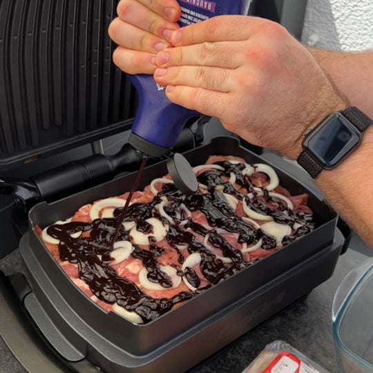 Schichtfleisch aus Schweinenacken mit Bacon und Zwiebeln, dazu die fruchtige BBQ & Grillsauce auf Pflaumenbasis Rauchig Süß im Optigrill gelingt immer.