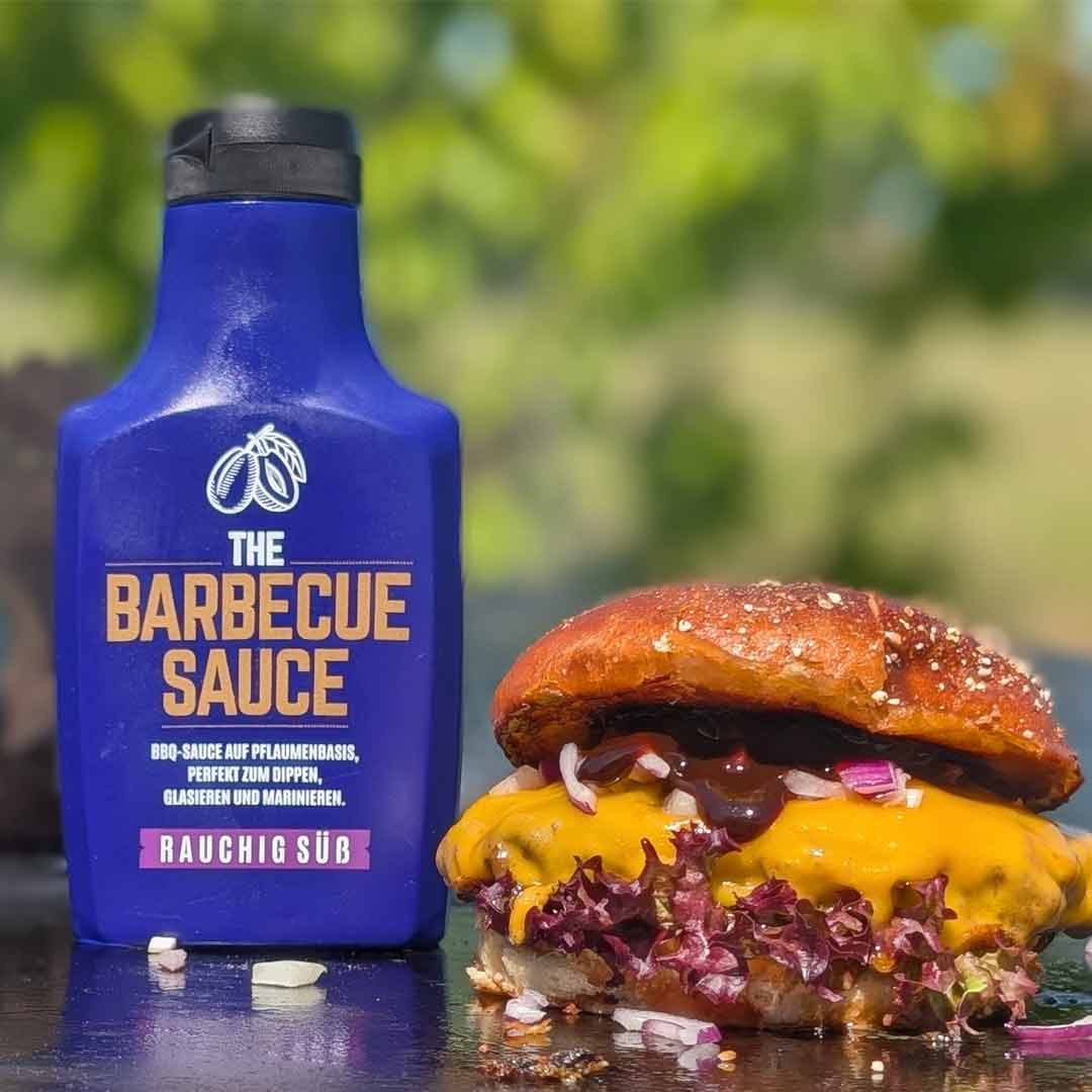 Saftiger Cheeseburger mit BBQ Sauce auf Pfkaumenbasis auf der Feuerplatte